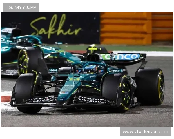 阿隆索在阿斯顿·马丁维修区与纽维深入讨论AMR26赛车调校方案